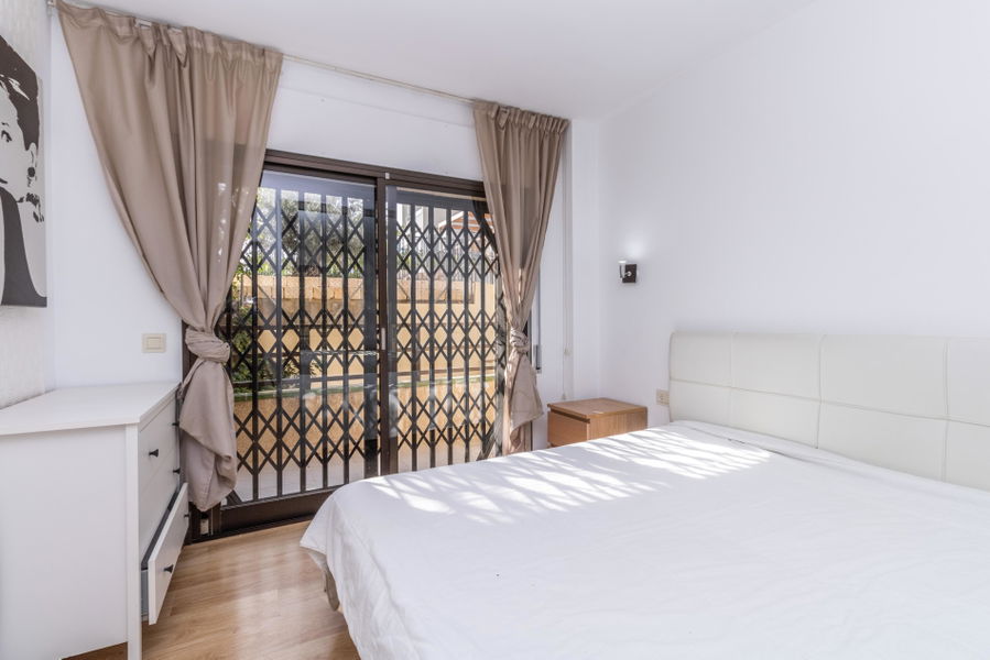 Wohnung mit großer Terrasse, Teil-Meerblick und Renovierungspotenzial in Cas Català