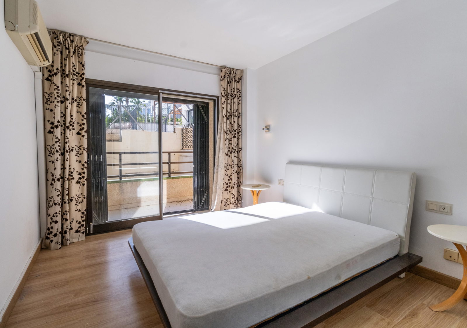 Wohnung mit großer Terrasse, Teil-Meerblick und Renovierungspotenzial in Cas Català