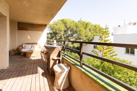 Apartamento con gran terraza, vistas parciales al mar y potencial de renovación en Cas Català