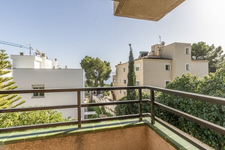 Apartment with large terrace, partial sea views and renovation potential in Cas Català