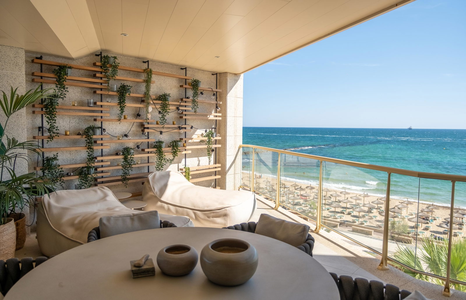 Luxurious apartment with stunning sea and mountain views in Portixol
