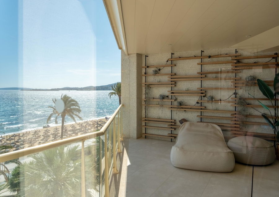 Luxurious apartment with stunning sea and mountain views in Portixol