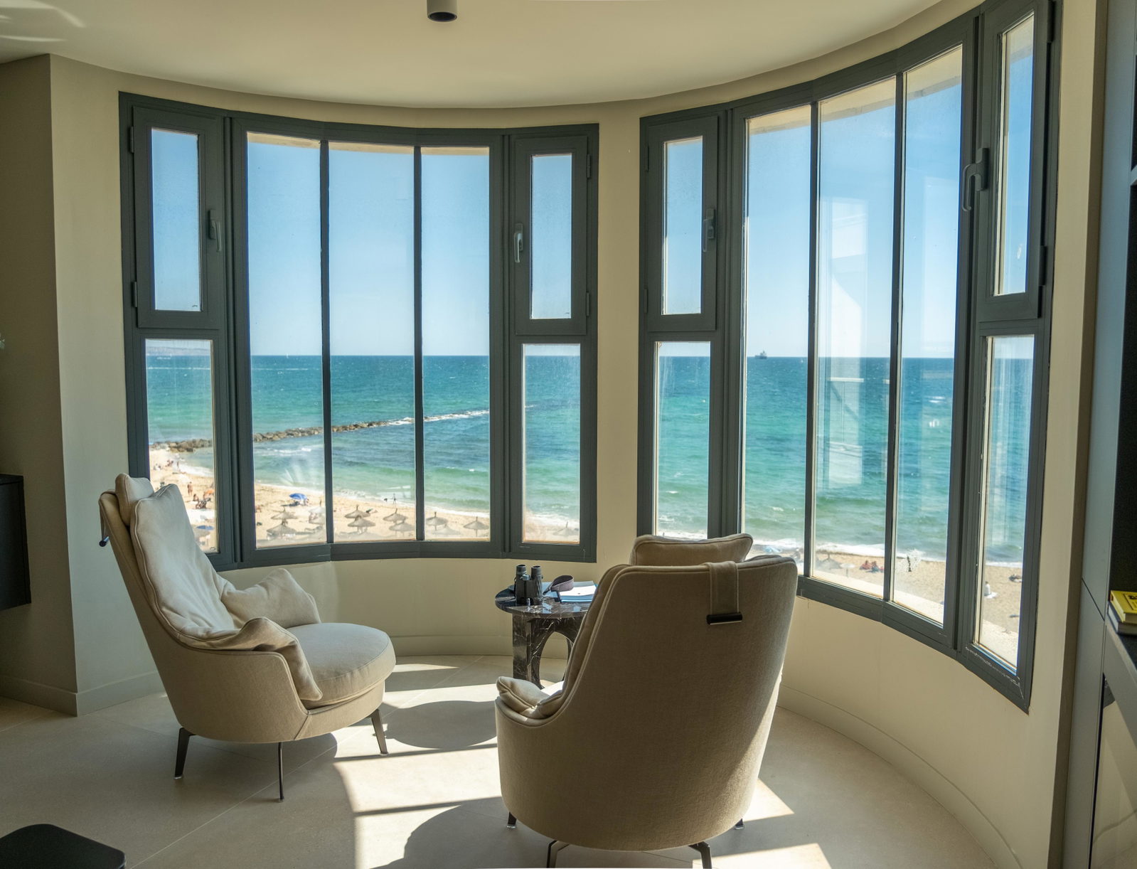 Luxurious apartment with stunning sea and mountain views in Portixol