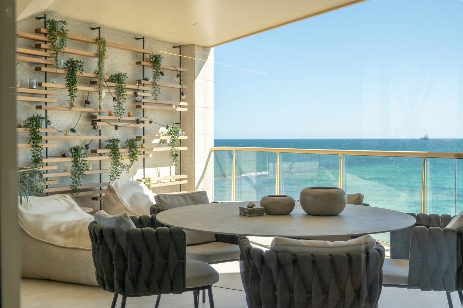 Luxurious apartment with stunning sea and mountain views in Portixol