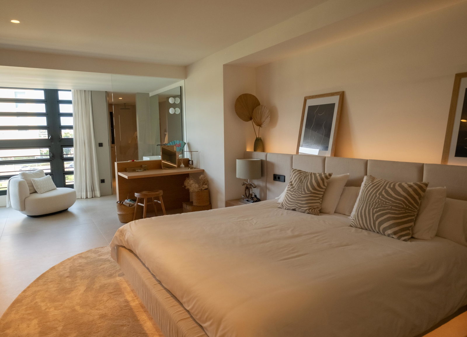 Luxurious apartment with stunning sea and mountain views in Portixol