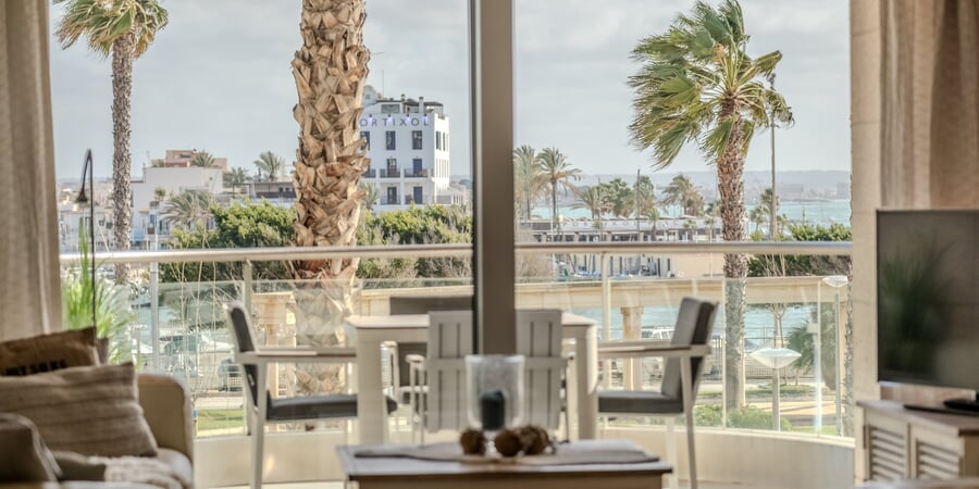 Cosy frontline apartment with marina views in Portixol