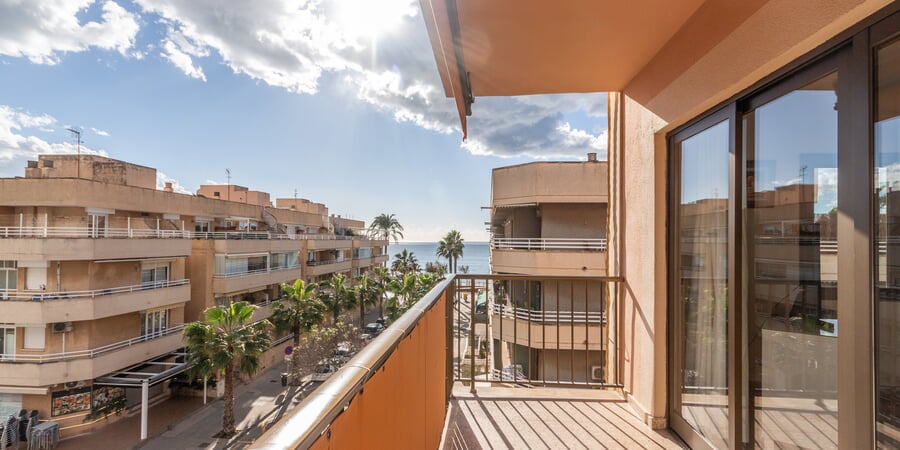 Bright corner apartament with two terraces and sea views in El Molinar