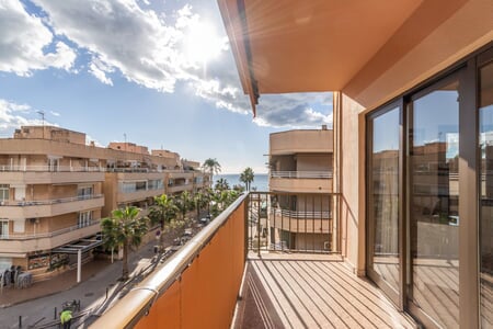 Bright corner apartament with two terraces and sea views in El Molinar