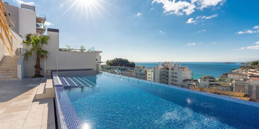 Modern lägenhet med terrass, havsutsikt och nära stranden i Cala Major