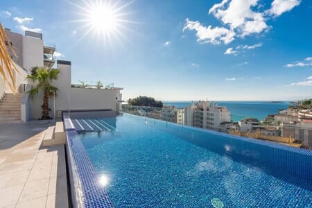 Modern lägenhet med terrass, havsutsikt och nära stranden i Cala Major