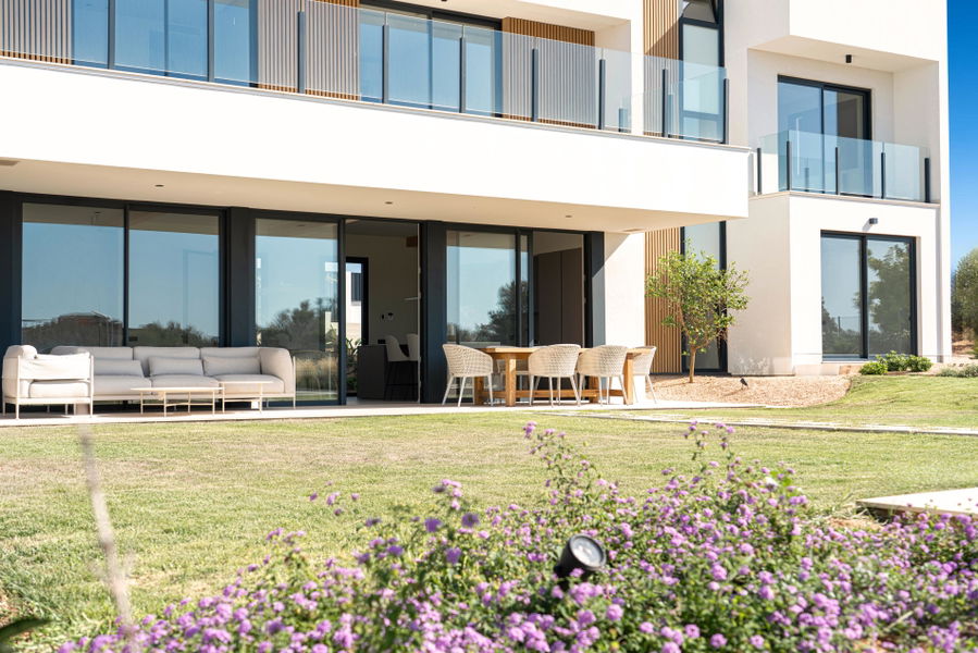 Elegante villa de nueva construcción con vistas panorámicas y una gran piscina en Son Gual
