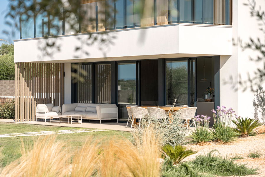 Elegant new villa with panoramic views and a large pool in Son Gual