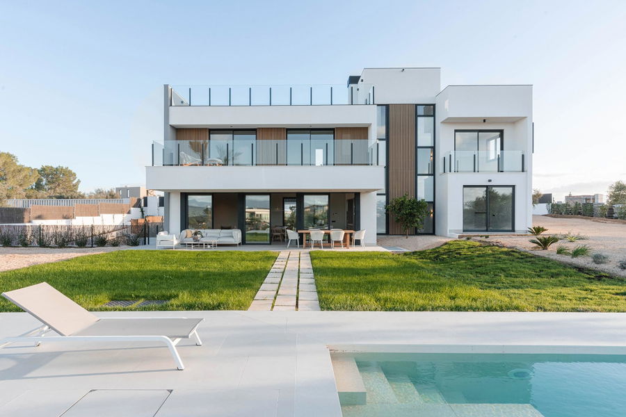 Elegante Neubauvilla mit Panoramablick und großem Pool in Son Gual