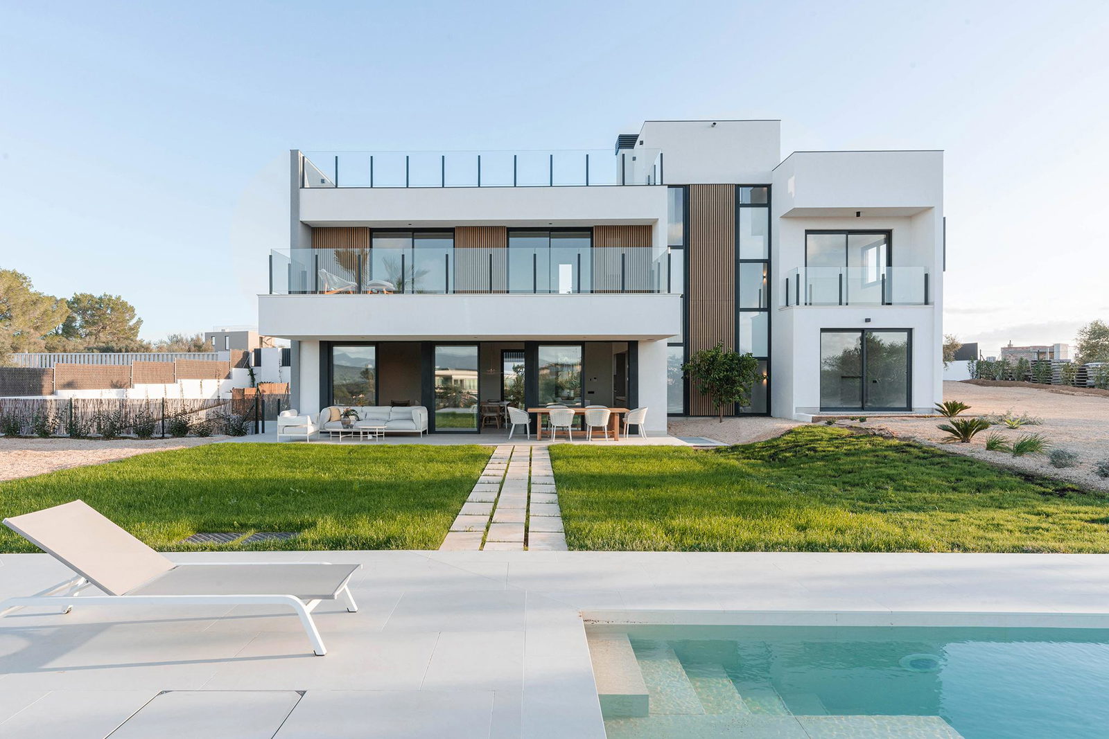 Elegante Neubauvilla mit Panoramablick und großem Pool in Son Gual