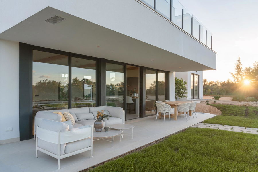 Elegante Neubauvilla mit Panoramablick und großem Pool in Son Gual