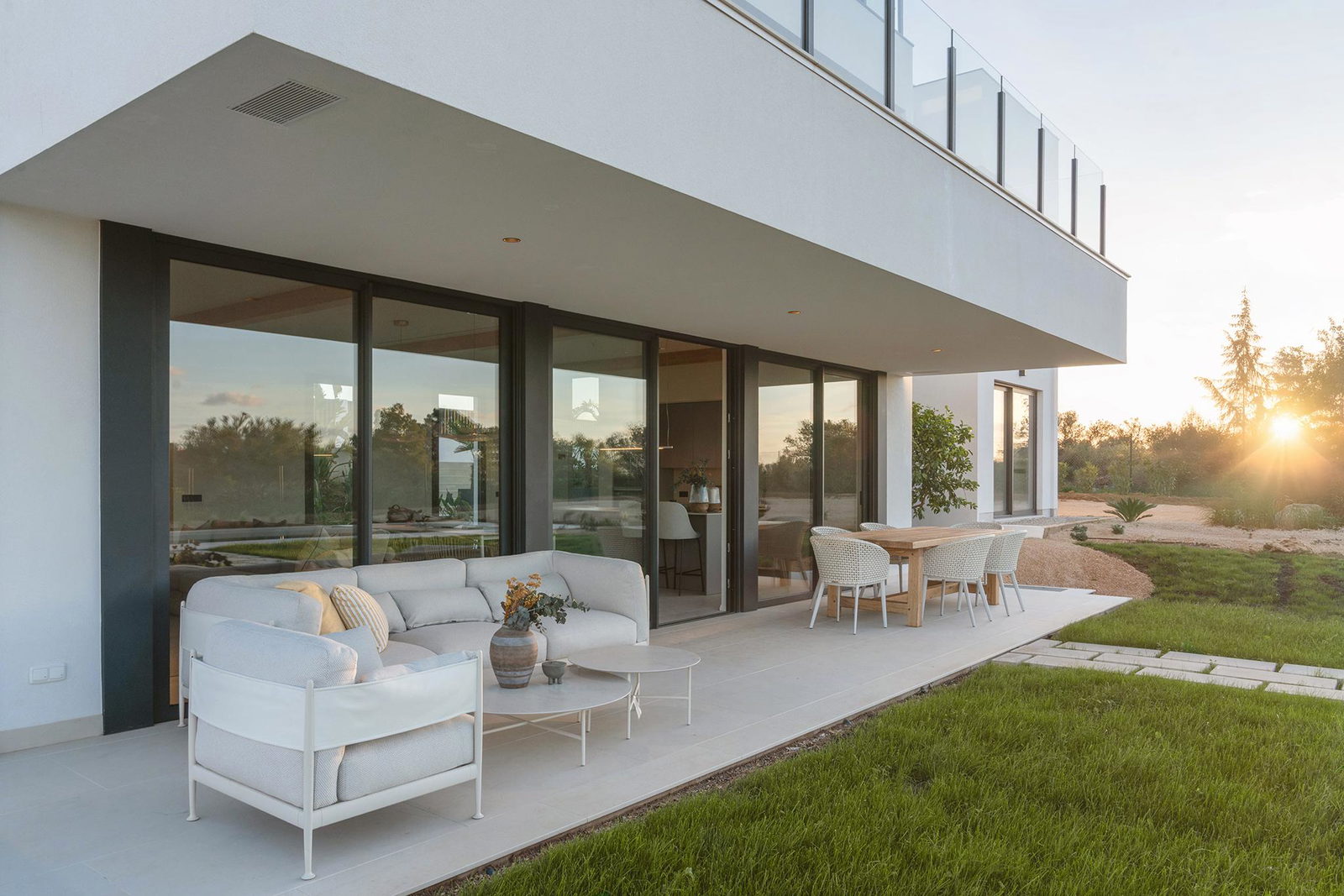Elegante Neubauvilla mit Panoramablick und großem Pool in Son Gual