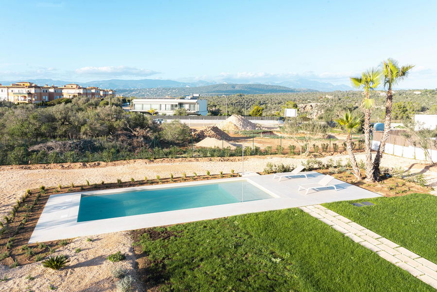 Elegante Neubauvilla mit Panoramablick und großem Pool in Son Gual