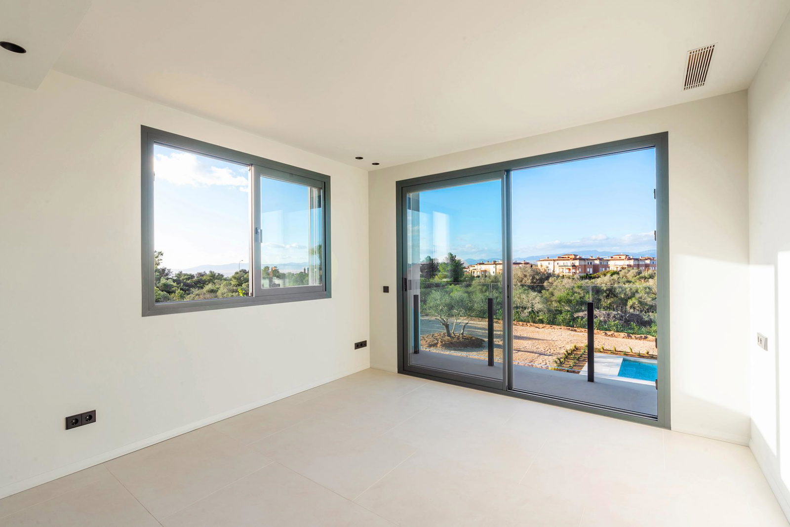 Elegante Neubauvilla mit Panoramablick und großem Pool in Son Gual
