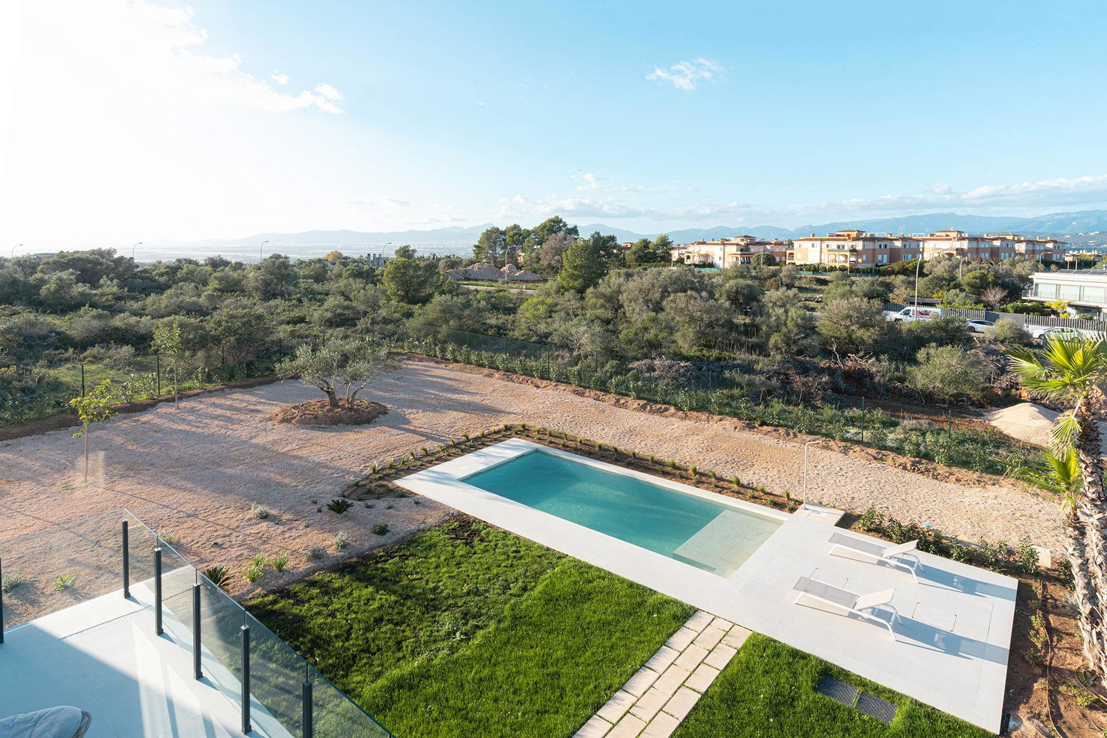 Elegante Neubauvilla mit Panoramablick und großem Pool in Son Gual