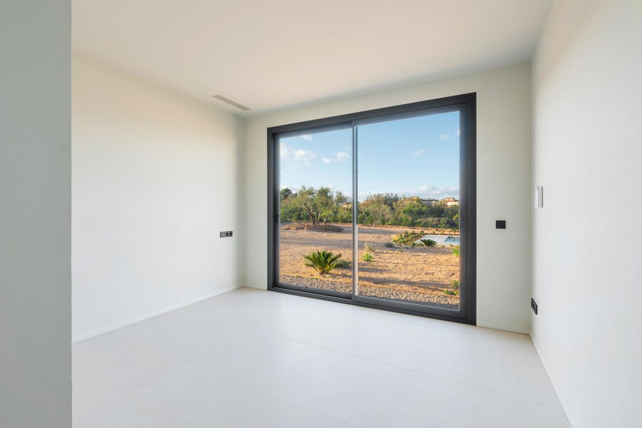 Elegante Neubauvilla mit Panoramablick und großem Pool in Son Gual