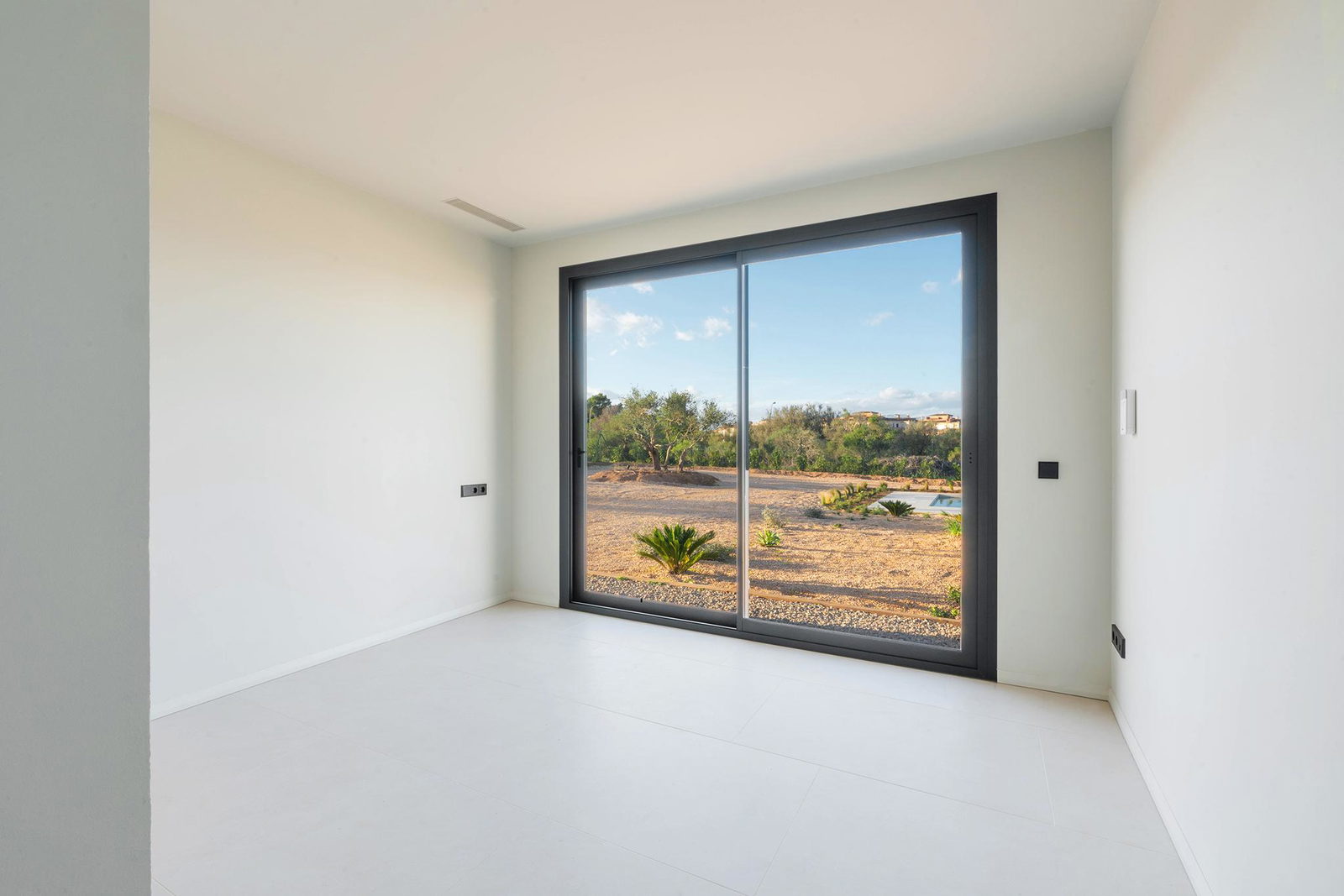 Elegante Neubauvilla mit Panoramablick und großem Pool in Son Gual
