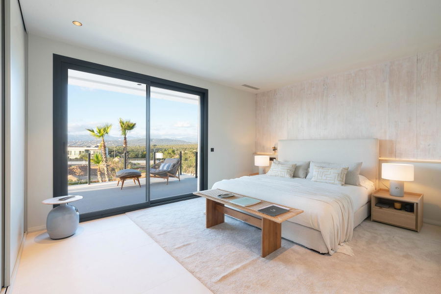 Elegante Neubauvilla mit Panoramablick und großem Pool in Son Gual