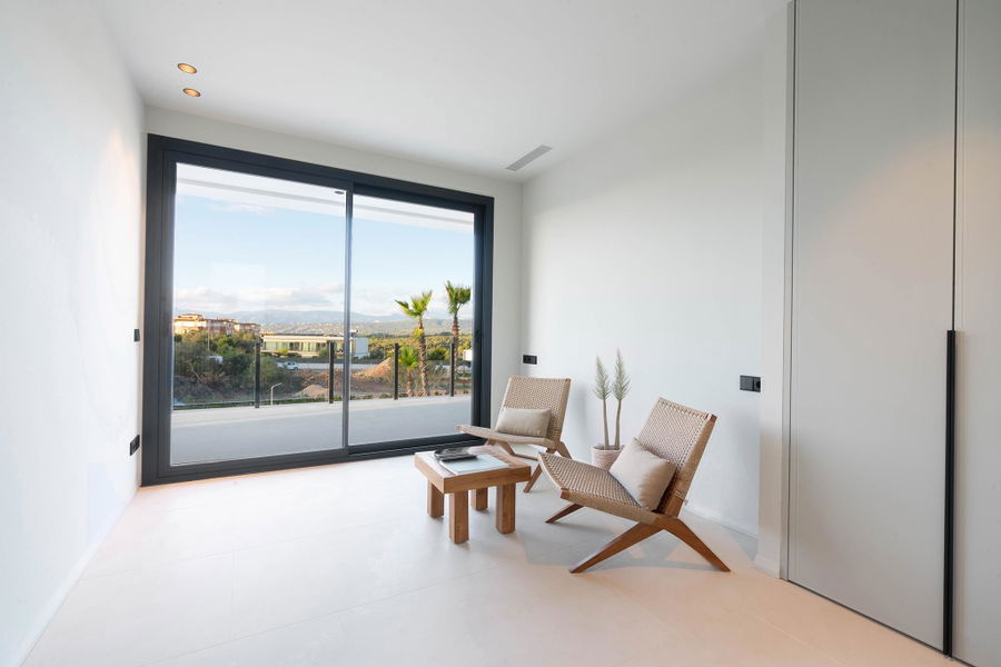 Elegante Neubauvilla mit Panoramablick und großem Pool in Son Gual