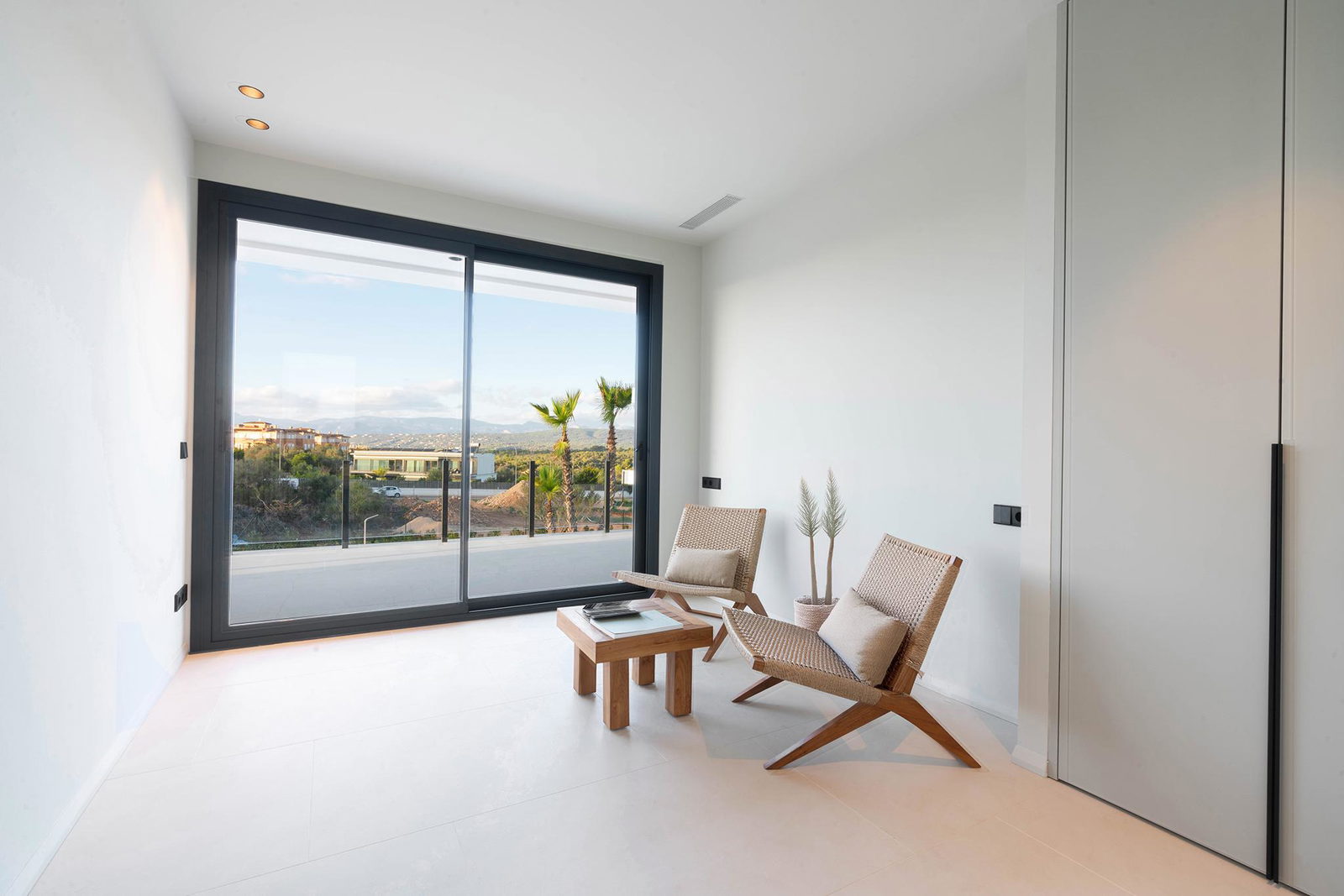 Elegante Neubauvilla mit Panoramablick und großem Pool in Son Gual