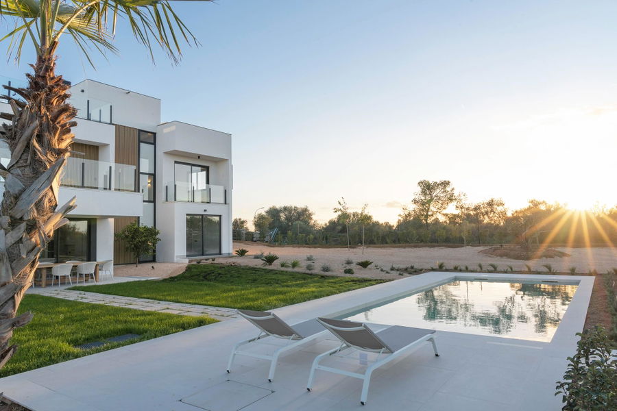 Elegante Neubauvilla mit Panoramablick und großem Pool in Son Gual