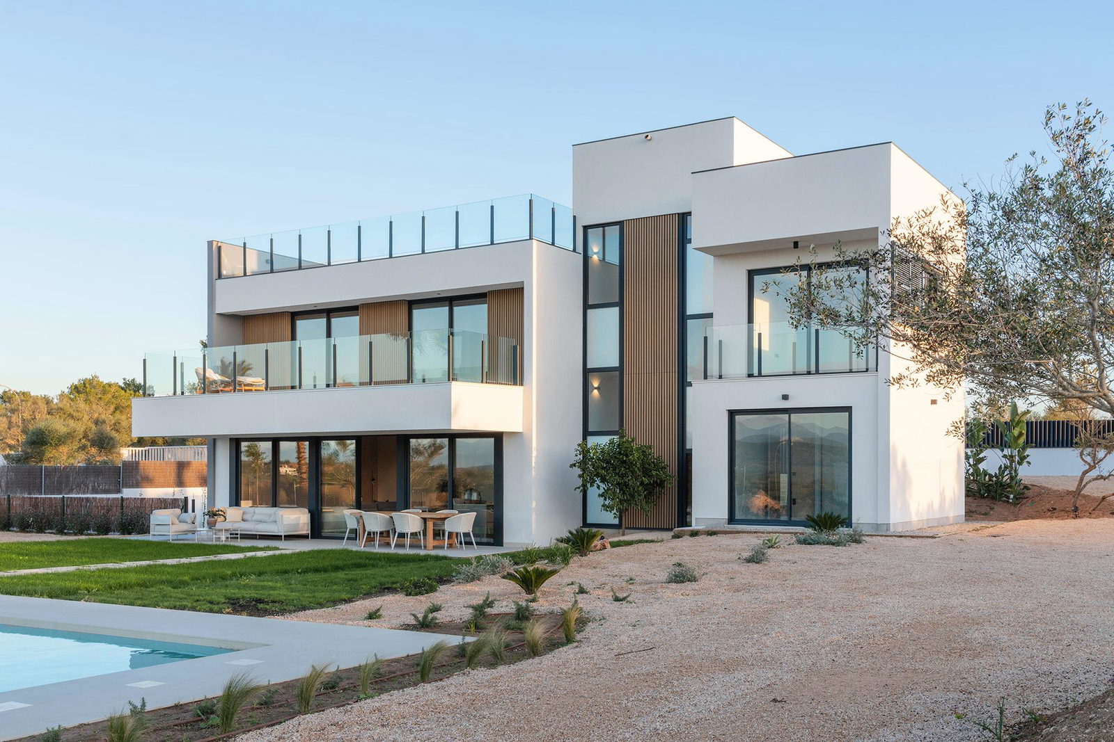 Elegante Neubauvilla mit Panoramablick und großem Pool in Son Gual