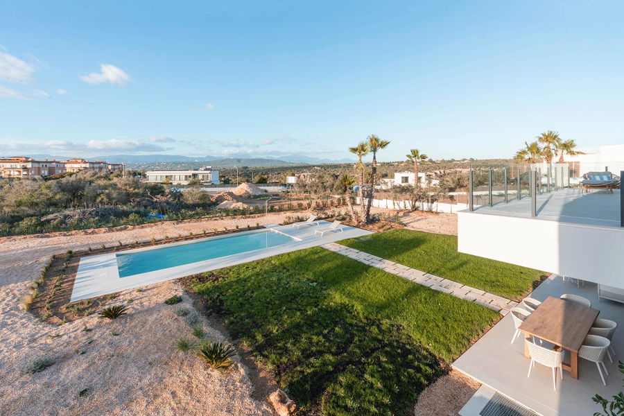 Elegante Neubauvilla mit Panoramablick und großem Pool in Son Gual