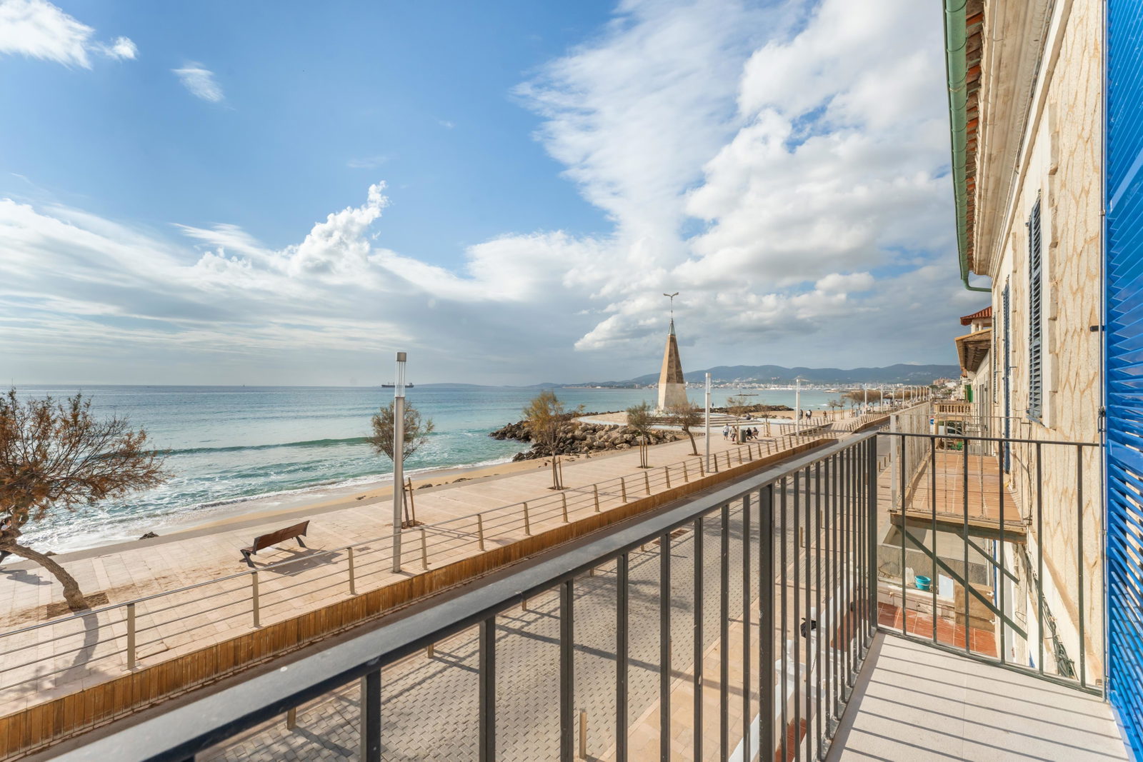 Luxuriöses Juwel mit Terrasse in historischem Gebäude direkt am Meer in Molinar