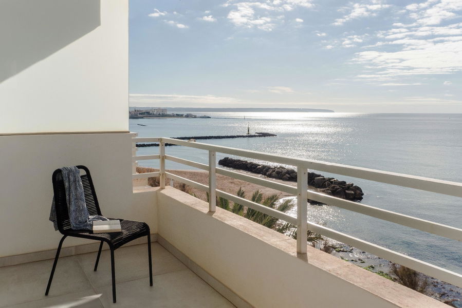 Toppmodern lägenhet högst upp i första linjen med fantastisk havsutsikt och terrass i Molinar