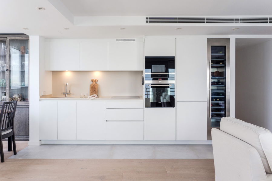 Toppmodern lägenhet högst upp i första linjen med fantastisk havsutsikt och terrass i Molinar