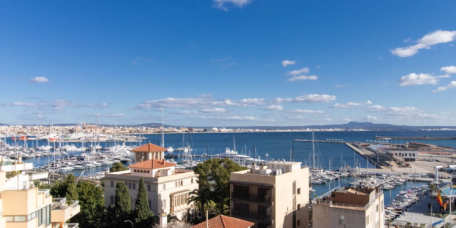 Geräumige Duplex-Wohnung mit Gemeinschaftspool in La Bonanova
