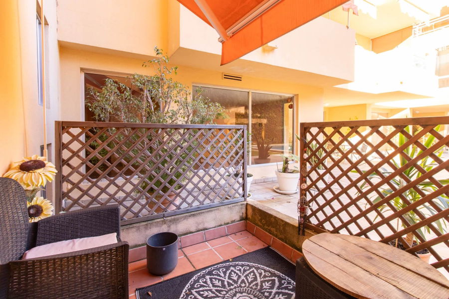 Spacious duplex apartment with communal pool in La Bonanova