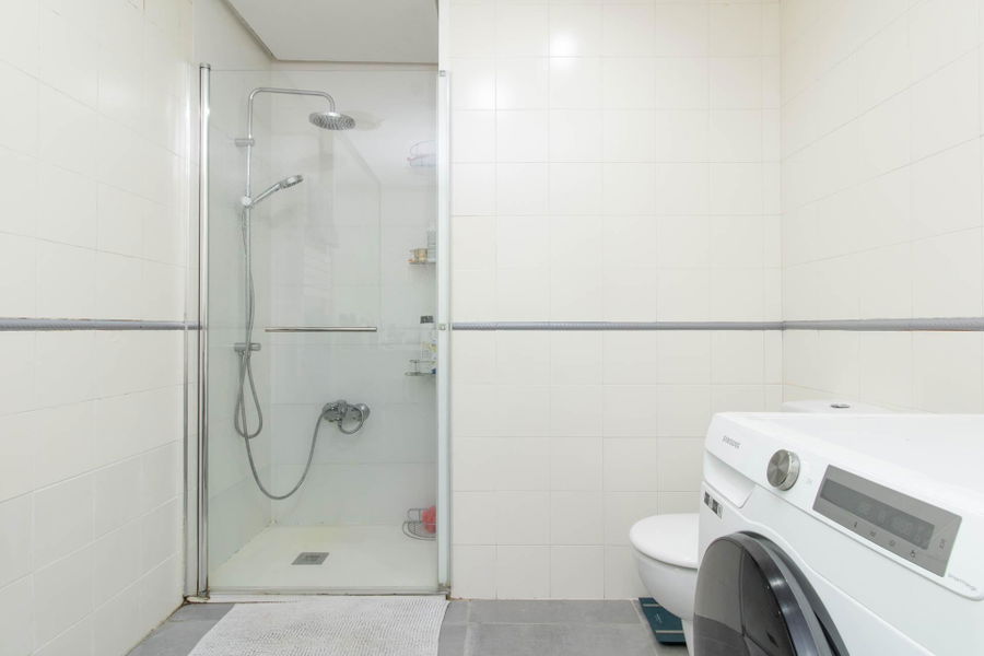 Spacious duplex apartment with communal pool in La Bonanova