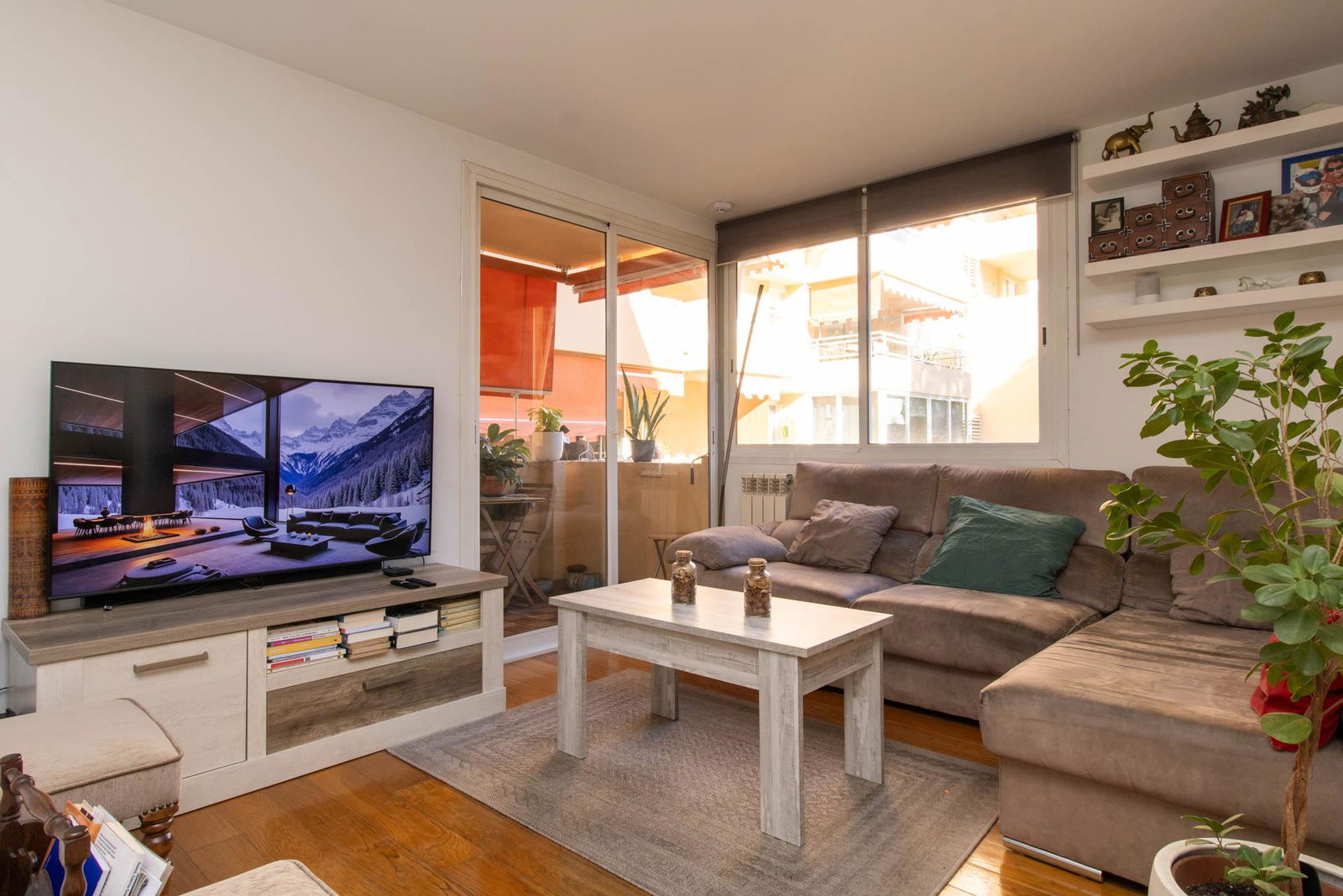 Spacious duplex apartment with communal pool in La Bonanova