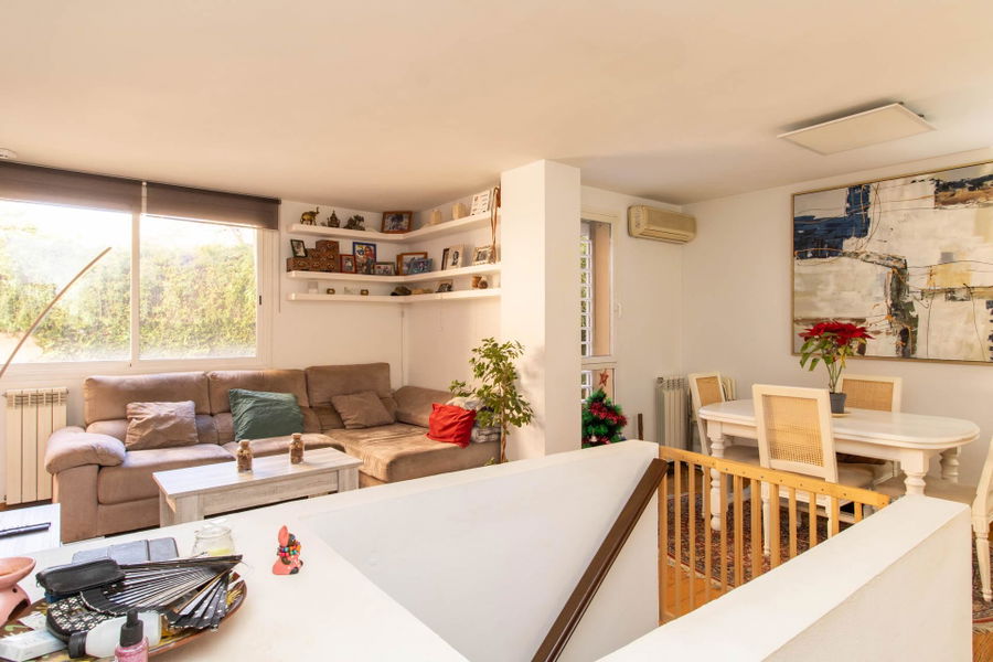 Spacious duplex apartment with communal pool in La Bonanova