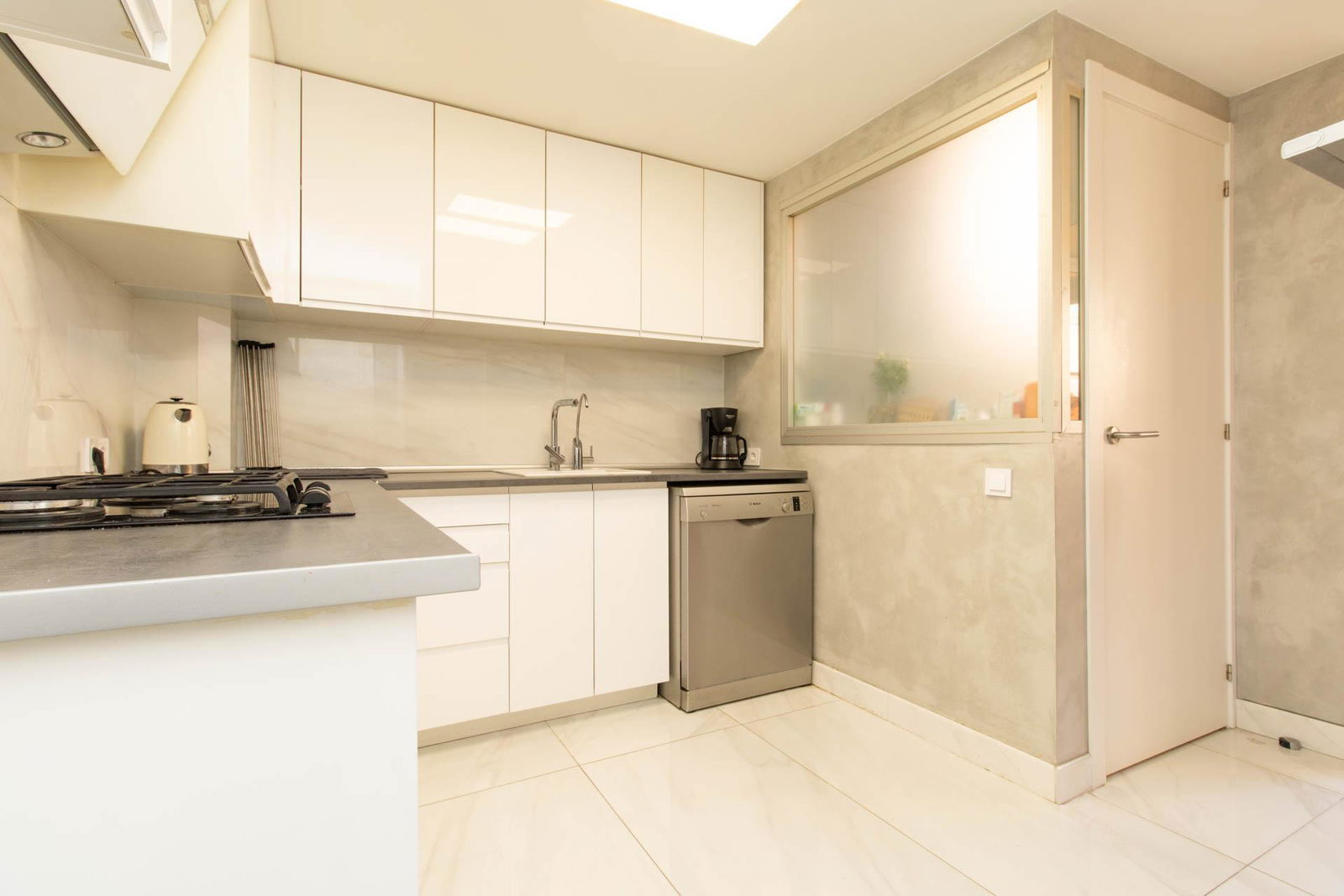 Spacious duplex apartment with communal pool in La Bonanova