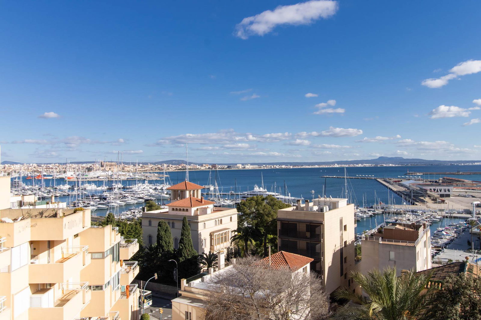 Spacious duplex apartment with communal pool in La Bonanova