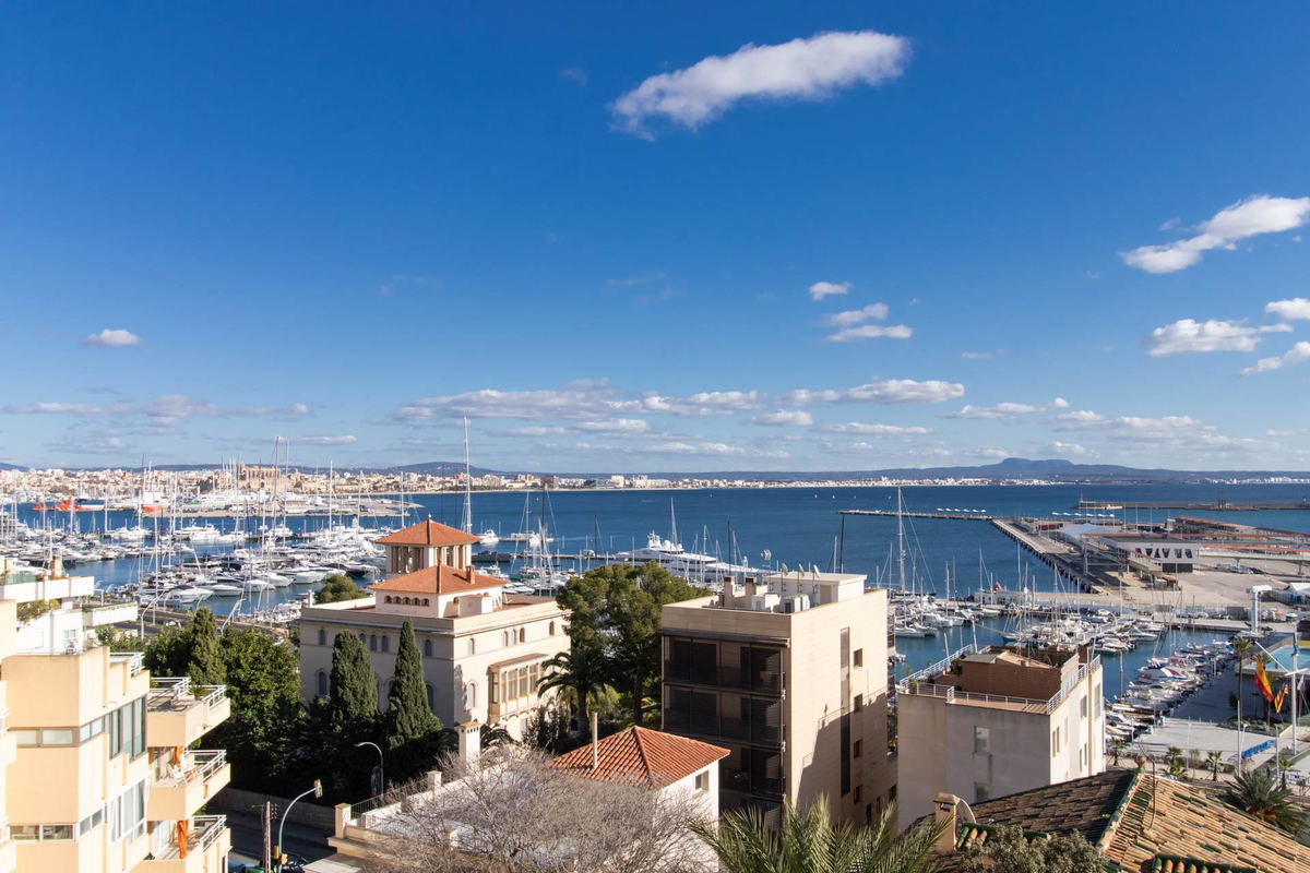 Spacious duplex apartment with communal pool in La Bonanova