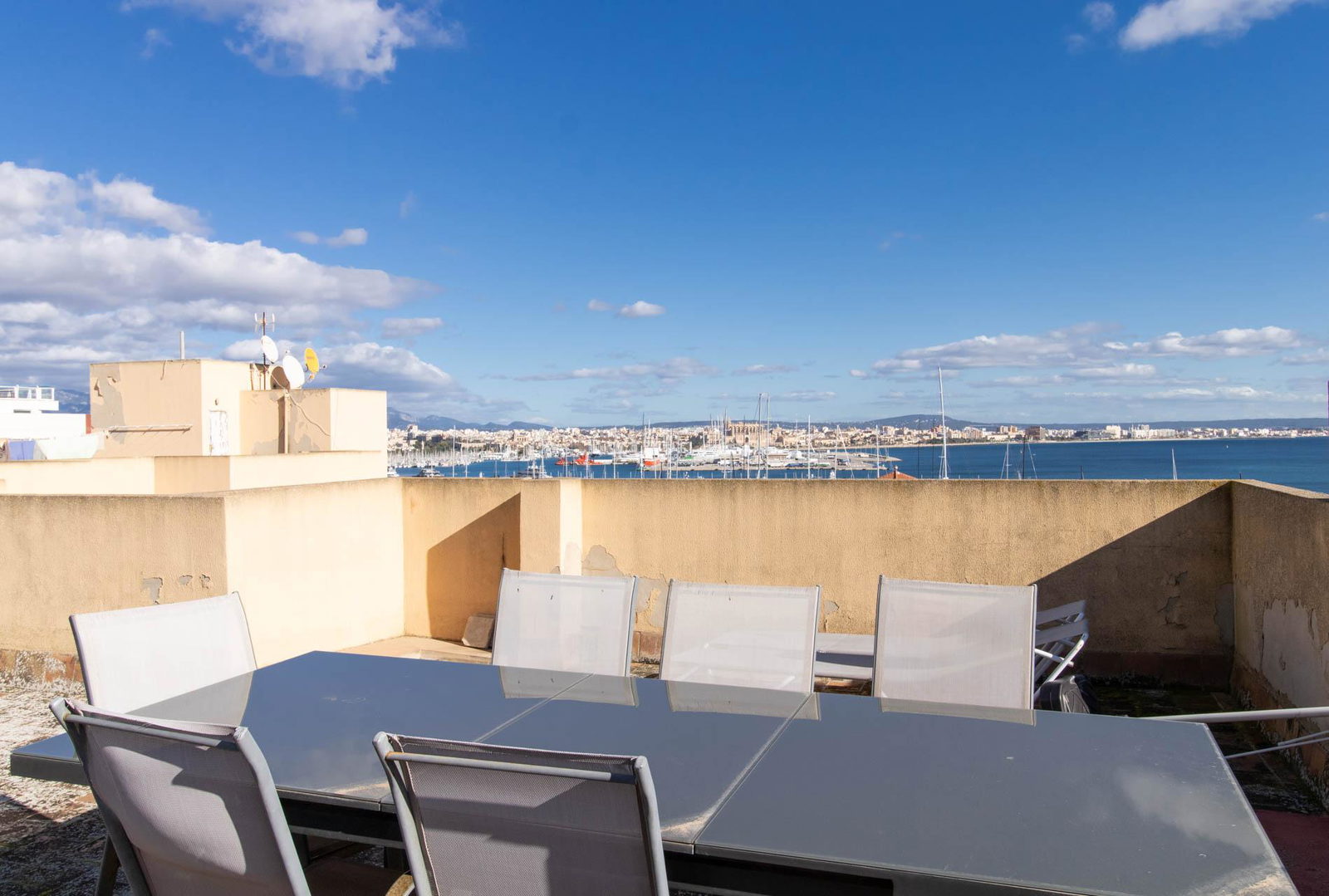 Spacious duplex apartment with communal pool in La Bonanova