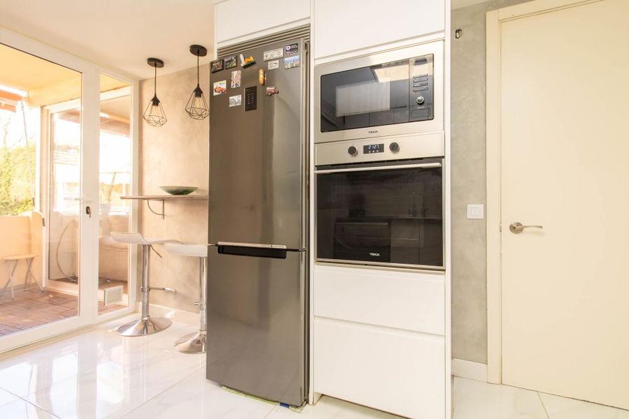 Spacious duplex apartment with communal pool in La Bonanova