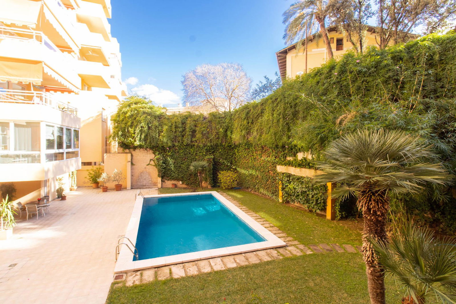 Spacious duplex apartment with communal pool in La Bonanova