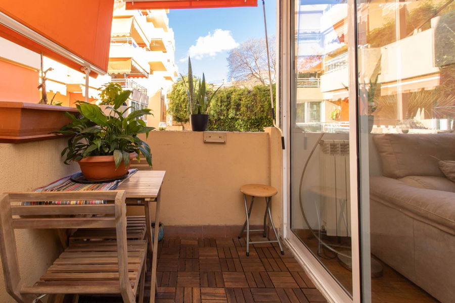 Spacious duplex apartment with communal pool in La Bonanova