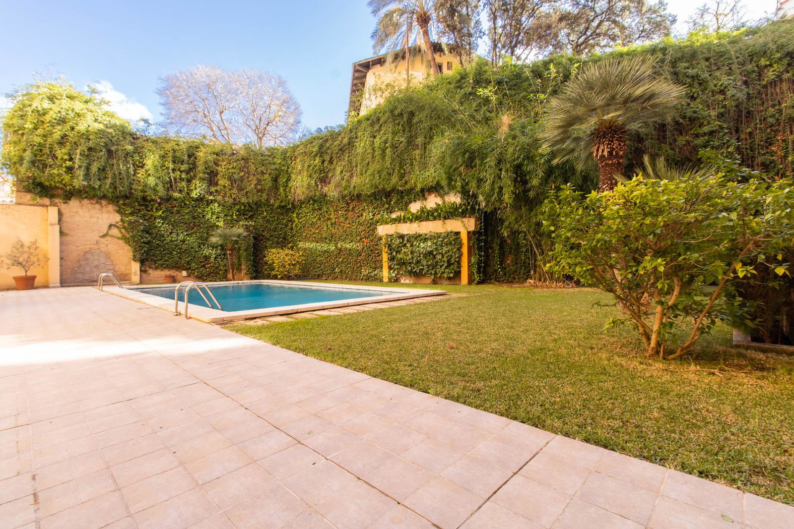 Spacious duplex apartment with communal pool in La Bonanova