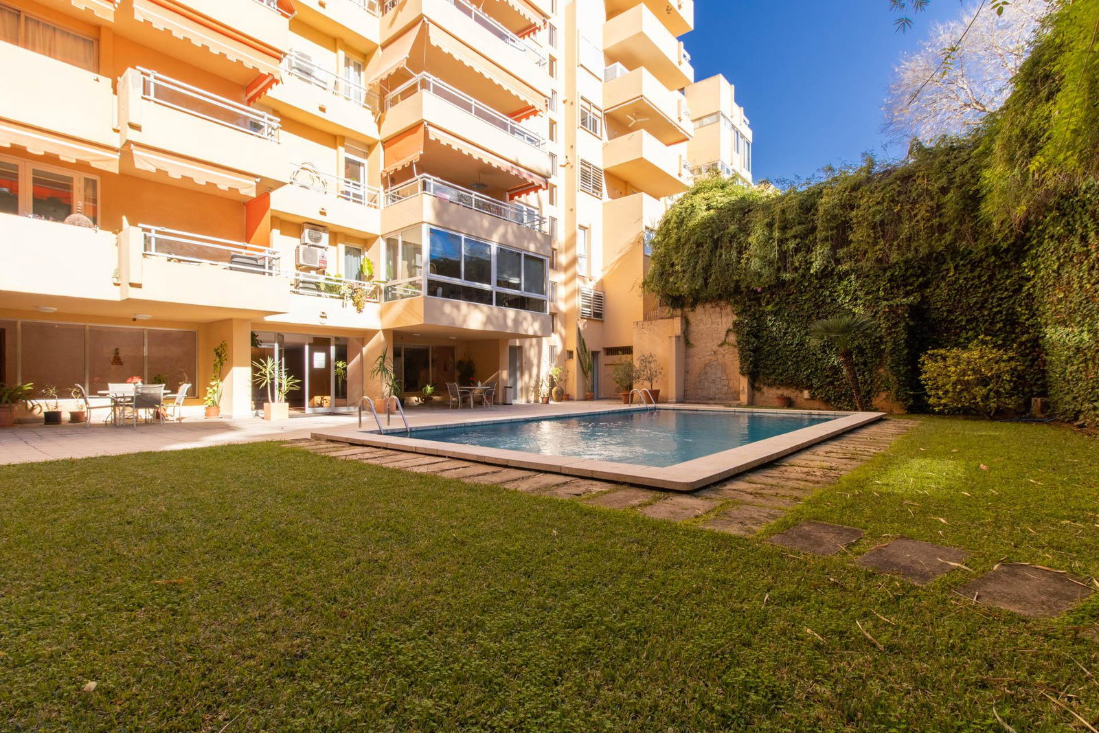 Spacious duplex apartment with communal pool in La Bonanova