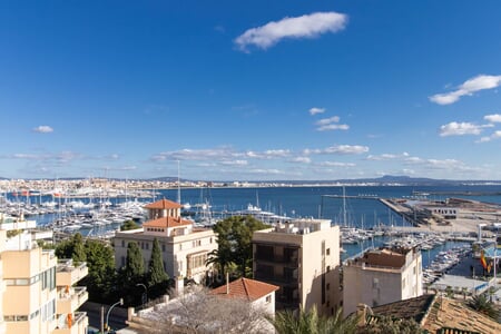 Geräumige Duplex-Wohnung mit Gemeinschaftspool in La Bonanova