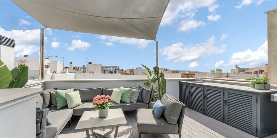 Eleganter Stadthaus mit privater Dachterrasse, Aufzug und Meerblick in Molinar